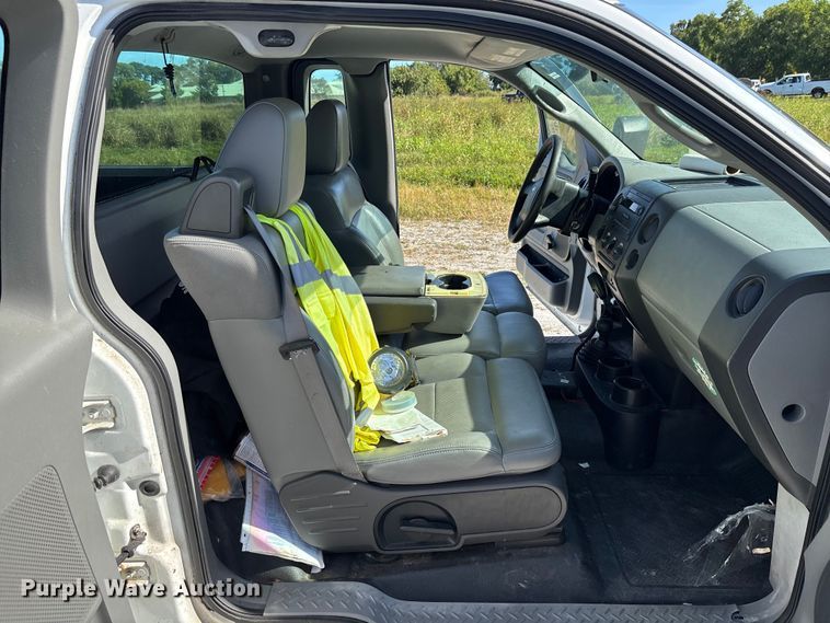 image for item DU2639 2004 Ford F150 Super Duty XL pickup truck