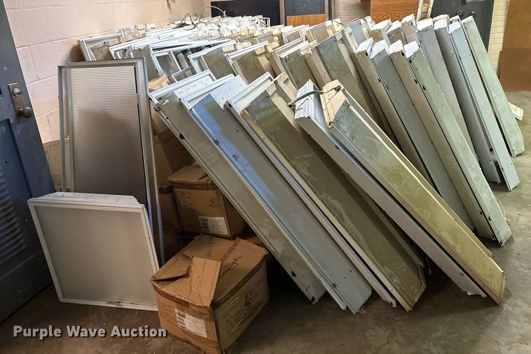 image for item DY0807 Approximately 90 fluorescent lights