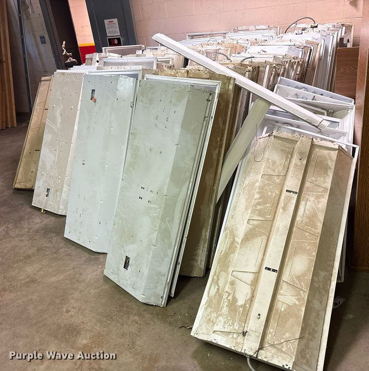 image for item DY0807 Approximately 90 fluorescent lights