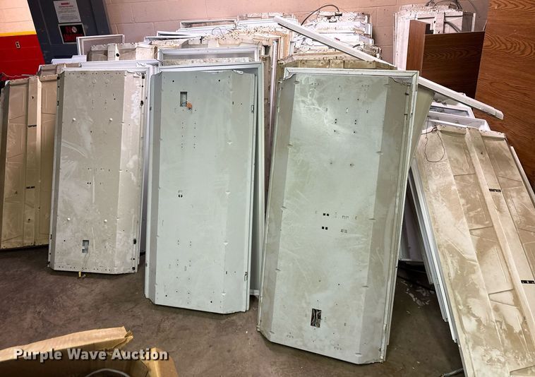 image for item DY0807 Approximately 90 fluorescent lights