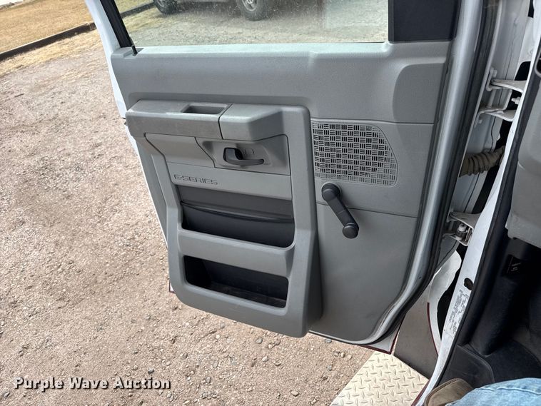image for item DZ5144 2016 Ford Aerotech E450 Super Duty shuttle bus
