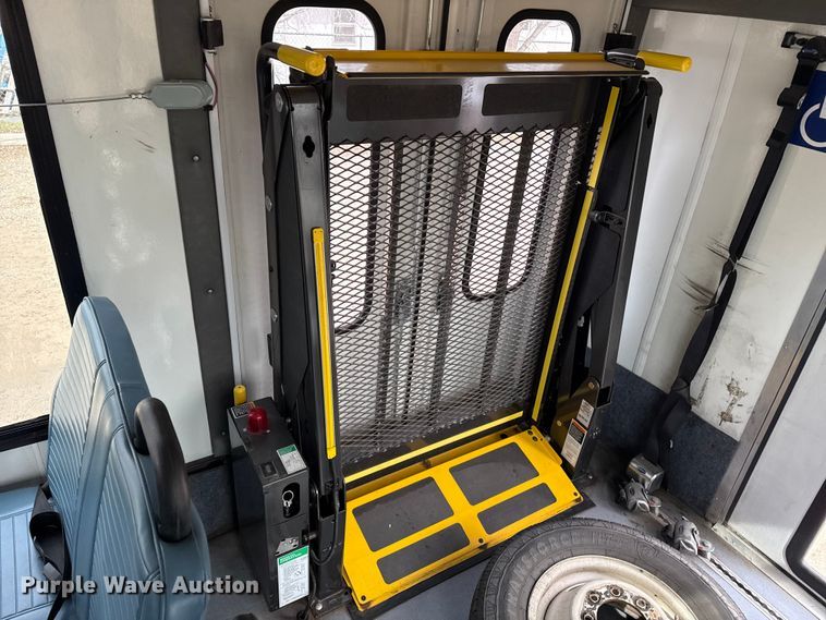 image for item DZ5144 2016 Ford Aerotech E450 Super Duty shuttle bus