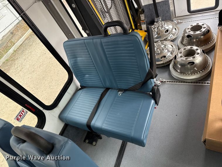 image for item DZ5145 2016 Ford Aerotech E450 Super Duty shuttle bus