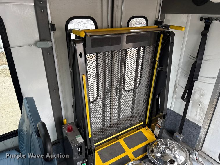 image for item DZ5145 2016 Ford Aerotech E450 Super Duty shuttle bus