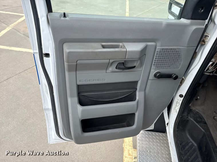 image for item DZ5146 2010 Ford E450 Super Duty shuttle bus