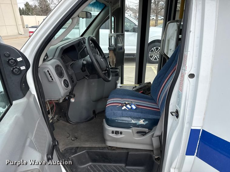 image for item DZ5146 2010 Ford E450 Super Duty shuttle bus