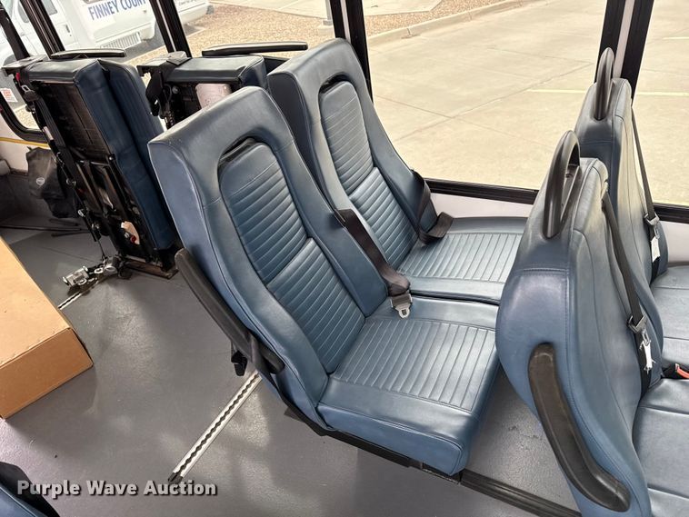 image for item DZ5146 2010 Ford E450 Super Duty shuttle bus