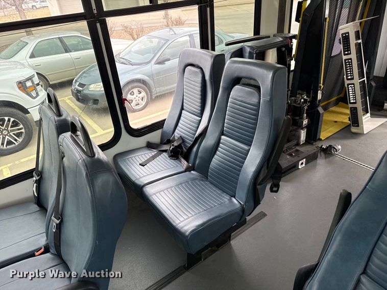 image for item DZ5146 2010 Ford E450 Super Duty shuttle bus