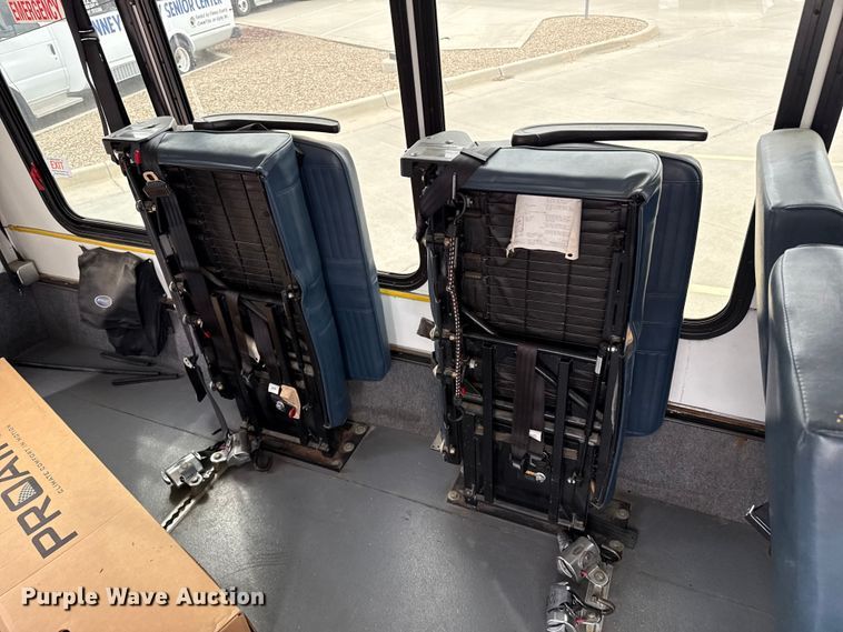 image for item DZ5146 2010 Ford E450 Super Duty shuttle bus