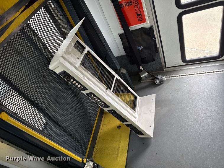 image for item DZ5146 2010 Ford E450 Super Duty shuttle bus