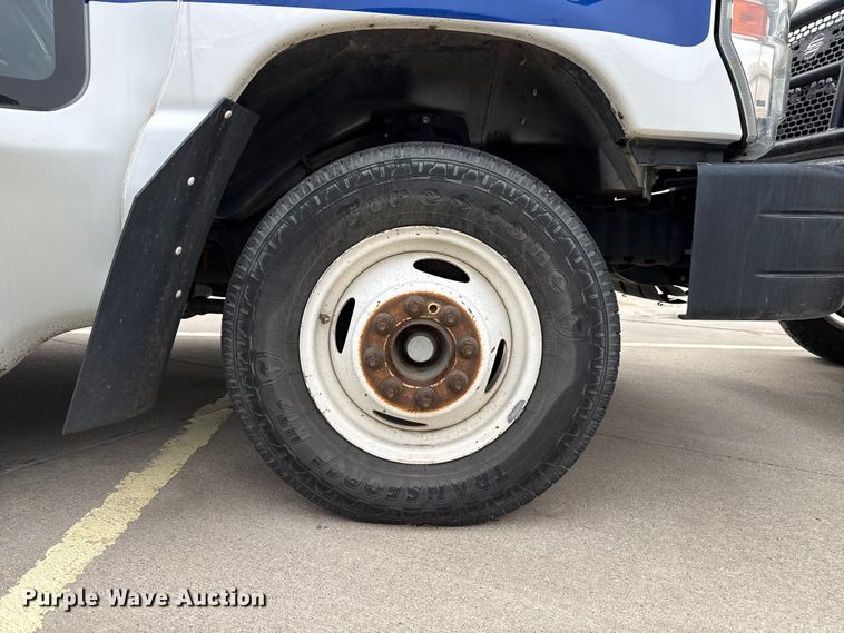 image for item DZ5146 2010 Ford E450 Super Duty shuttle bus