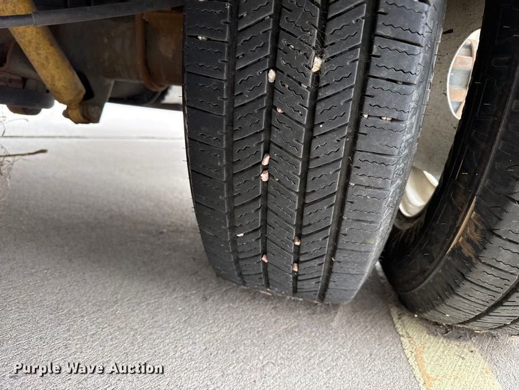 image for item DZ5146 2010 Ford E450 Super Duty shuttle bus