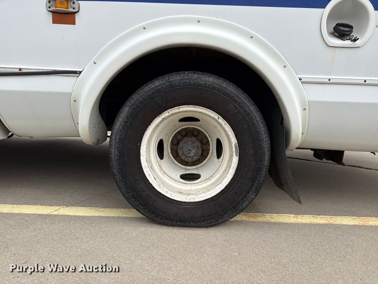 image for item DZ5146 2010 Ford E450 Super Duty shuttle bus