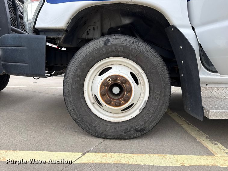 image for item DZ5146 2010 Ford E450 Super Duty shuttle bus