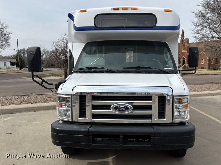 image for item DZ5147 2010 Ford E450 Super Duty shuttle bus