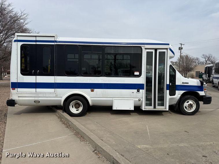 image for item DZ5147 2010 Ford E450 Super Duty shuttle bus