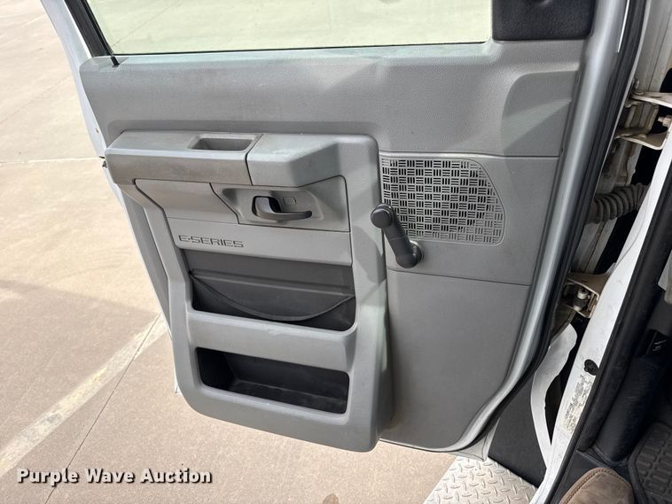 image for item DZ5147 2010 Ford E450 Super Duty shuttle bus