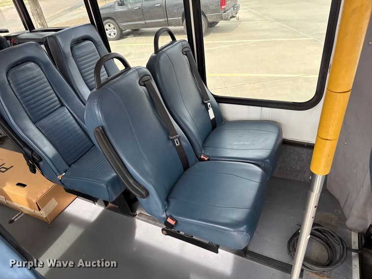 image for item DZ5147 2010 Ford E450 Super Duty shuttle bus