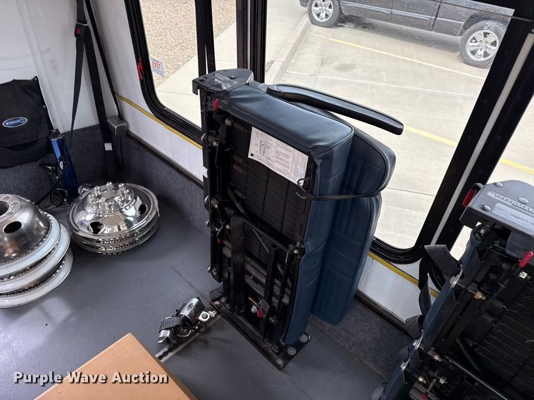 image for item DZ5147 2010 Ford E450 Super Duty shuttle bus