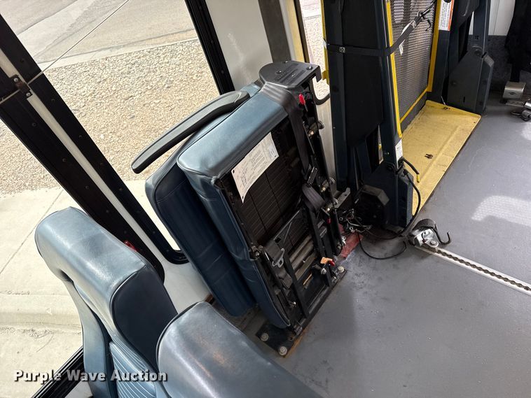 image for item DZ5147 2010 Ford E450 Super Duty shuttle bus