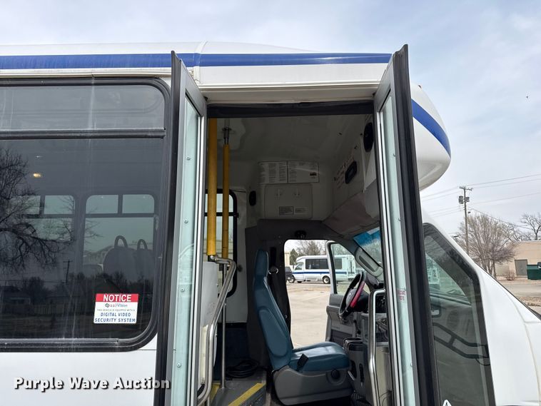 image for item DZ5147 2010 Ford E450 Super Duty shuttle bus