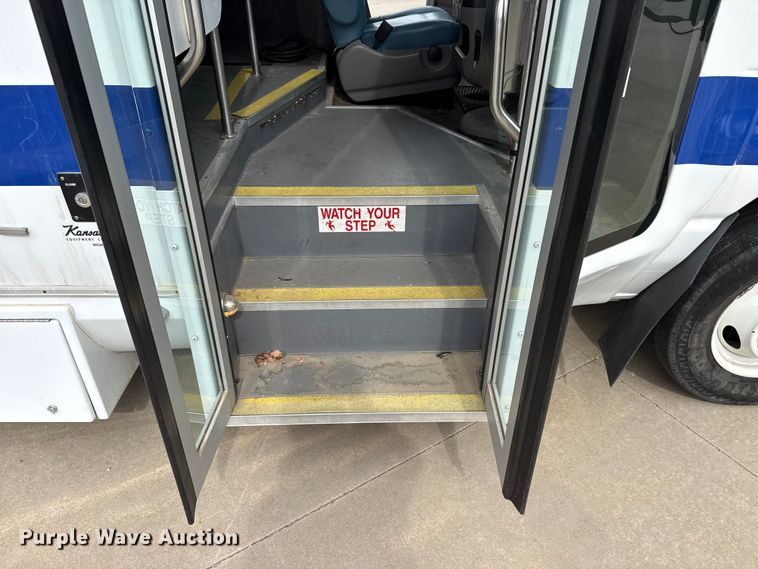 image for item DZ5147 2010 Ford E450 Super Duty shuttle bus