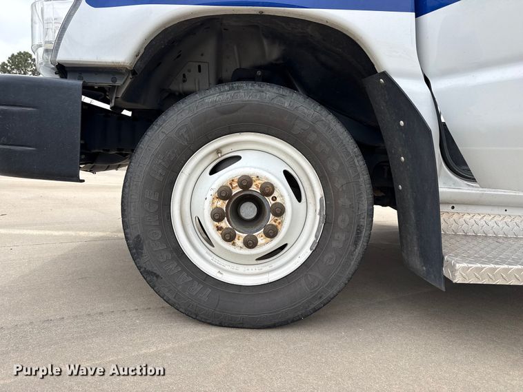 image for item DZ5147 2010 Ford E450 Super Duty shuttle bus