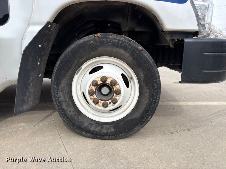 image for item DZ5147 2010 Ford E450 Super Duty shuttle bus