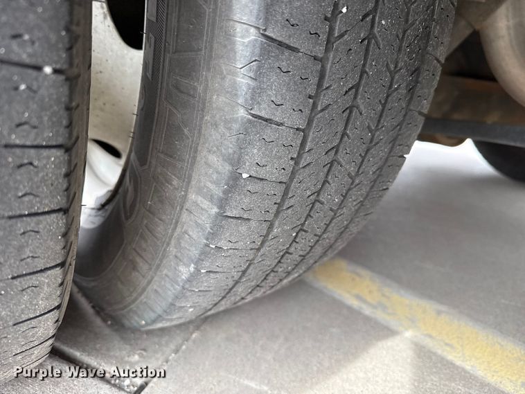 image for item DZ5147 2010 Ford E450 Super Duty shuttle bus