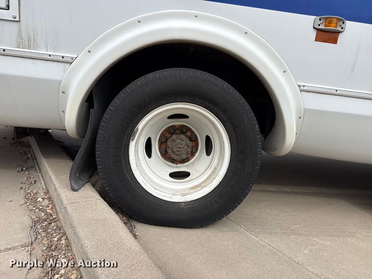 image for item DZ5147 2010 Ford E450 Super Duty shuttle bus