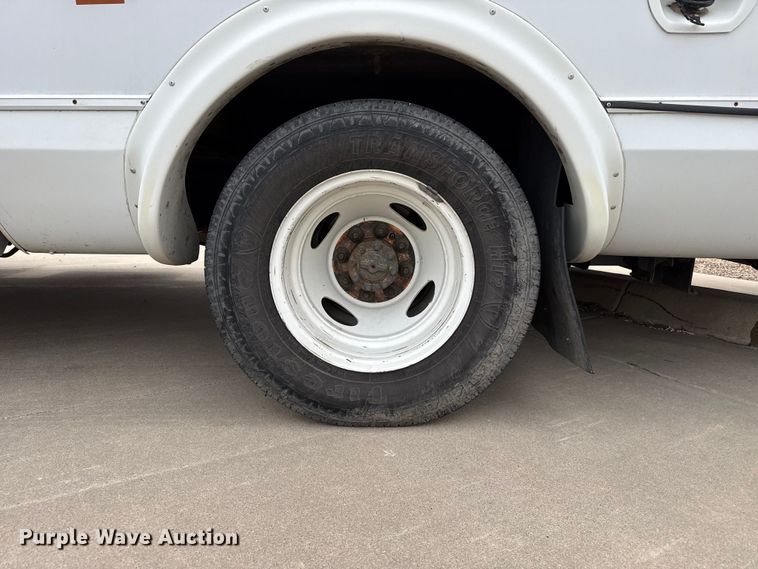 image for item DZ5147 2010 Ford E450 Super Duty shuttle bus