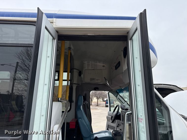 image for item DZ5148 2010 Ford Eldorado Aerotech E450 Super Duty shuttle bus