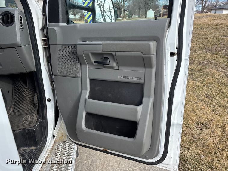 image for item EA4462 2010 Ford E450 Super Duty ambulance