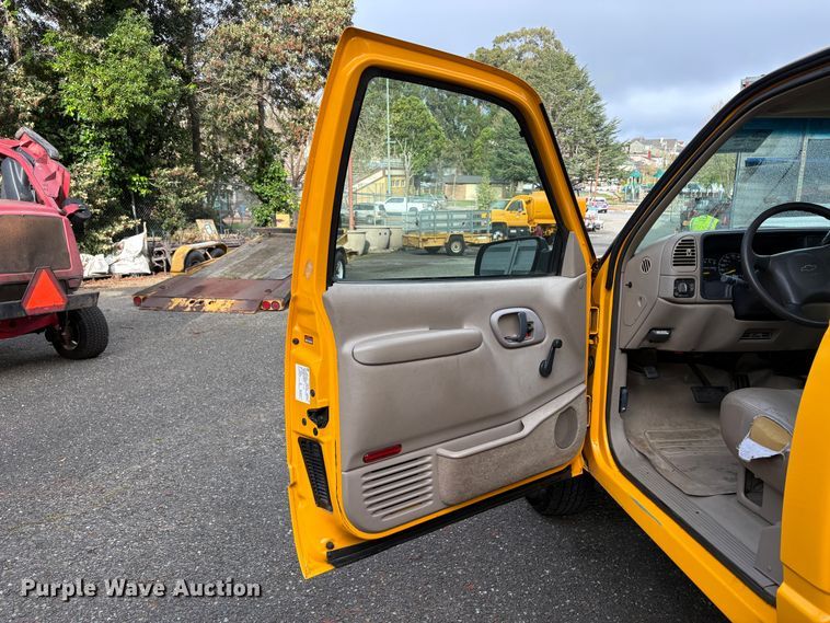 image for item EC8266 1999 Chevrolet C3500 pickup truck