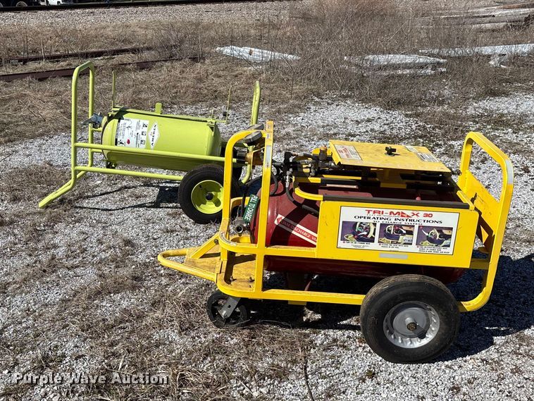 image for item EN5977 (2) fire extinguishers 