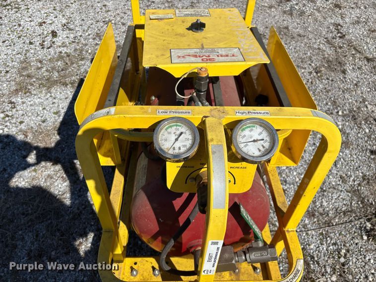 image for item EN5977 (2) fire extinguishers 