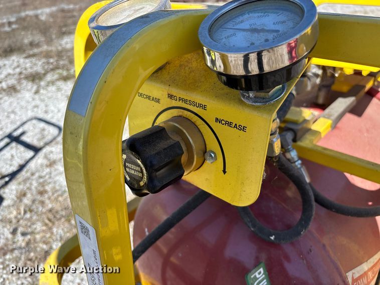 image for item EN5977 (2) fire extinguishers 