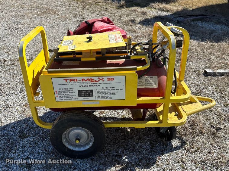 image for item EN5977 (2) fire extinguishers 