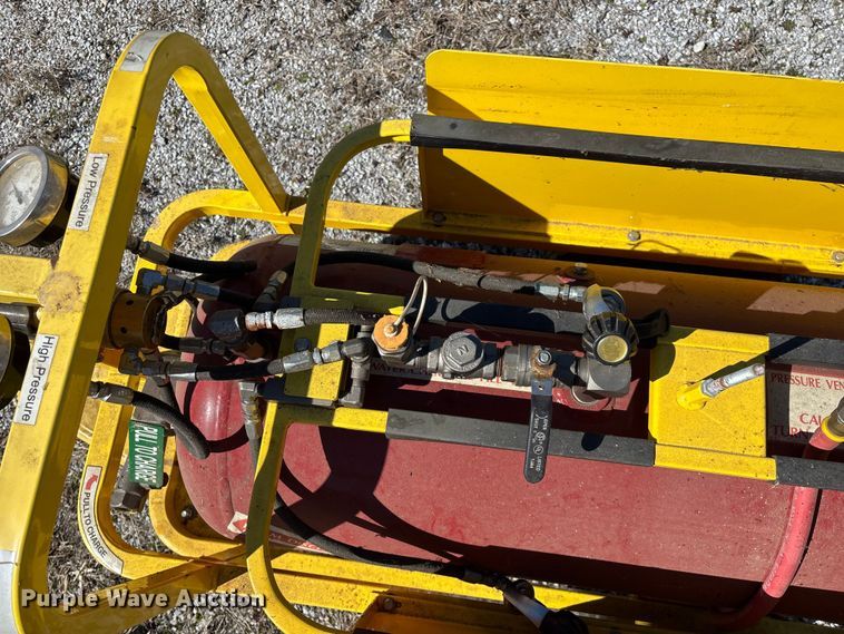 image for item EN5977 (2) fire extinguishers 