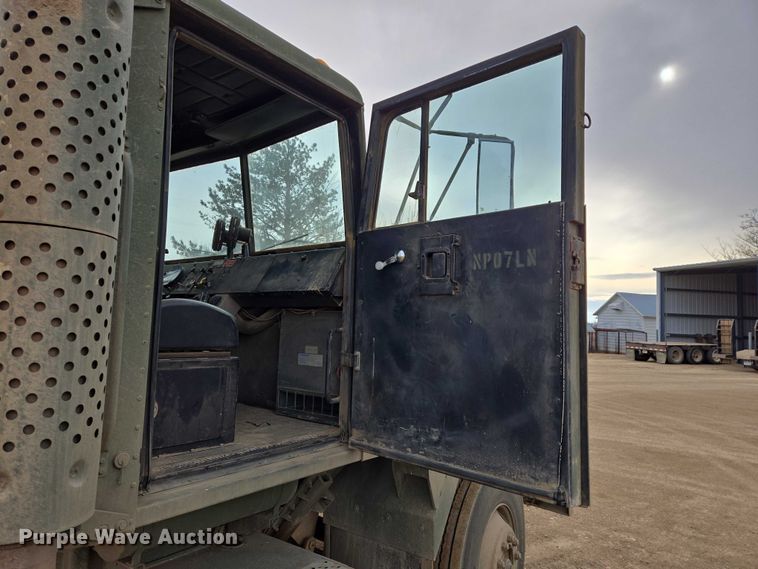 image for item ES2933 1984 AM General M915A1 semi truck