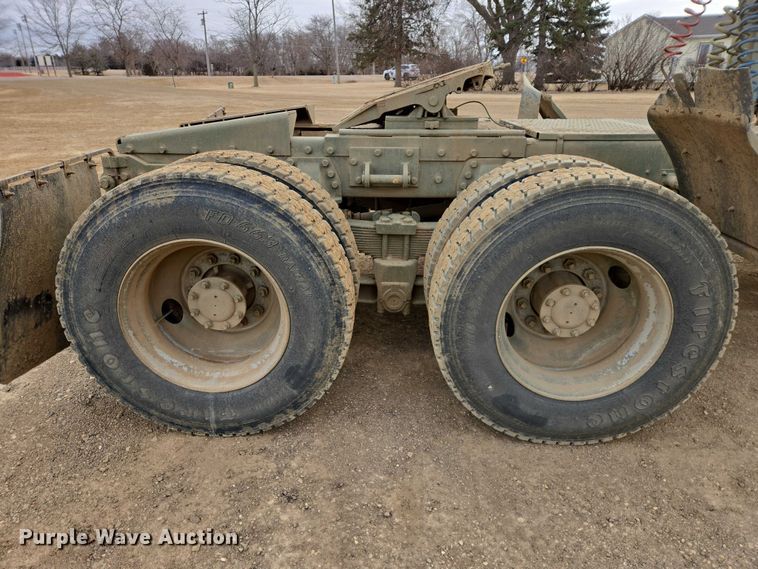 image for item ES2933 1984 AM General M915A1 semi truck