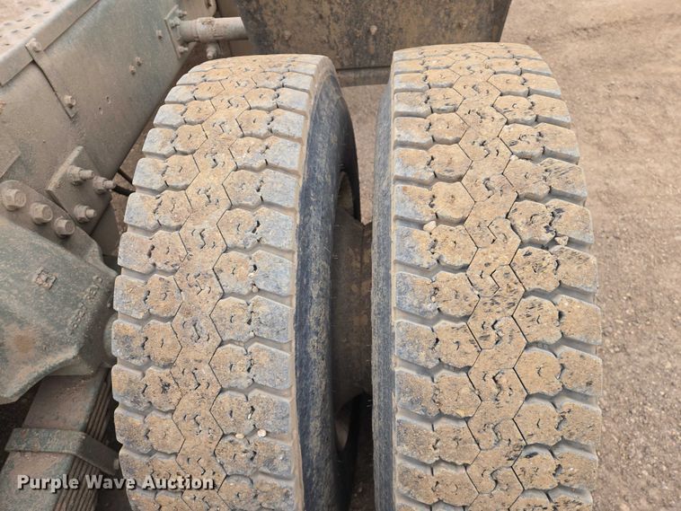 image for item ES2933 1984 AM General M915A1 semi truck