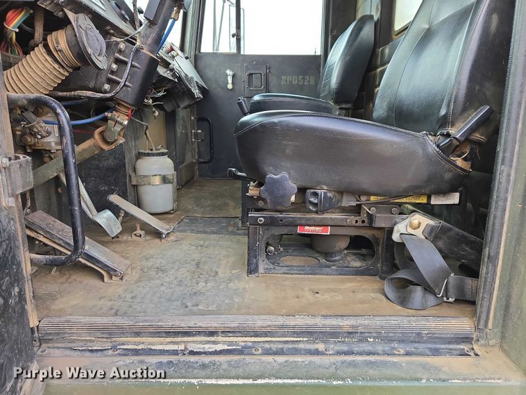 image for item ES2935 1983 AM General M915A1 semi truck