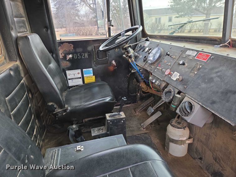 image for item ES2935 1983 AM General M915A1 semi truck