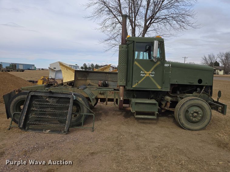 image for item ES2939 1983 AM General M915A1 semi truck