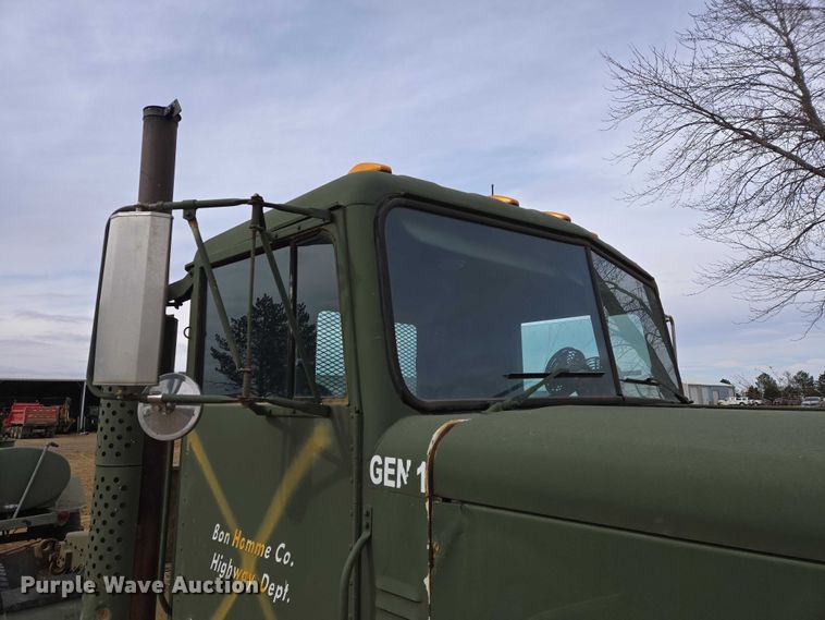 image for item ES2939 1983 AM General M915A1 semi truck