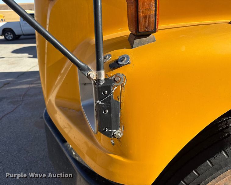 image for item ES5617 2001 Freightliner FS65 school bus