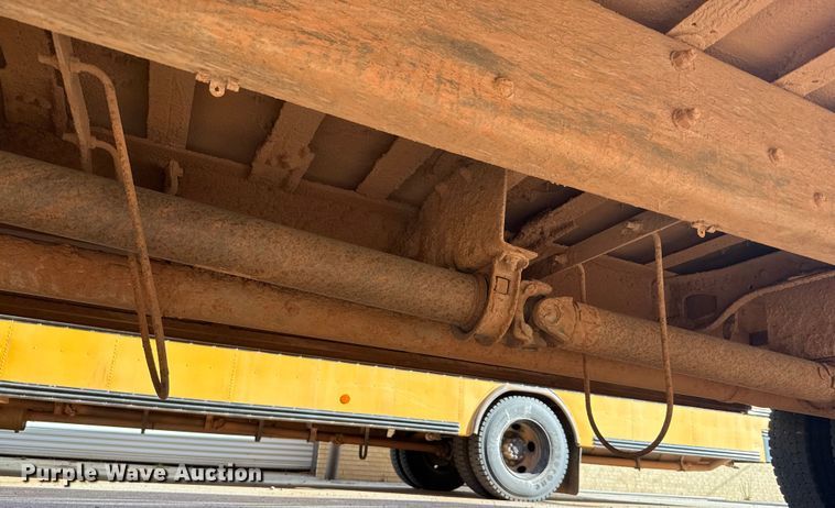 image for item ES5617 2001 Freightliner FS65 school bus