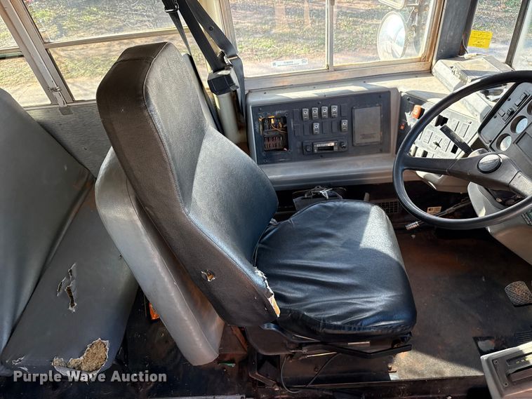 image for item ES5617 2001 Freightliner FS65 school bus