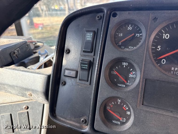 image for item ES5617 2001 Freightliner FS65 school bus